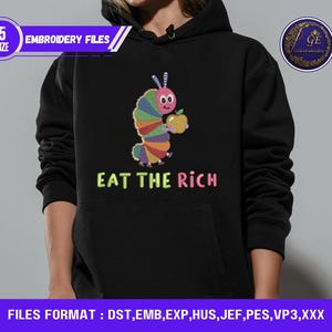 Könnte beinhalten: Schwarzer Kapuzenpullover mit einem bunten Raupen-Design, das einen Apfel hält, und dem Text "EAT THE RICH". Das Bild enthält auch den Text "EMBROIDERY FILES" und "5 SIZE". Der untere Teil des Bildes zeigt "FILES FORMAT : DST, EMB, EXP, HUS, JEF, PES, VP3,XXX".