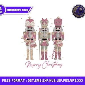 Peut inclure: Une broderie représentant trois soldats casse-noisettes jouets en uniformes festifs. La conception comprend le texte "Merry Christmas" en écriture cursive. L'image comprend également le texte "4 SIZE EMBROIDERY FILES" et "FILES FORMAT : DST, EMB, EXP, HUS, JEF, PES, VP3,XXX".