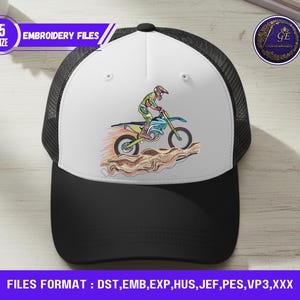 Peut inclure: Casquette de camionneur noire et blanche avec un motif brodé d'un pilote de motocross sur une moto tout-terrain. Le devant est blanc et l'arrière en filet noir. Le texte "EMBROIDERY FILES" est visible. Disponible en 5 tailles.