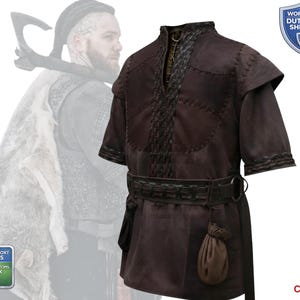 Könnte beinhalten: Eine dunkelbraune Tunika mit kurzen Ärmeln, hohem Kragen und Gürtel. Die Tunika hat dekorative Nähte und einen kleinen Beutel, der am Gürtel hängt. Das Wort "COSPLAY" ist unten rechts sichtbar.