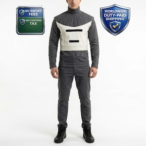 Może przedstawiać: Ciemnoszary str&oacute;j z wysokim kołnierzem i kremowym panelem na klatce piersiowej z dwoma czarnymi poziomymi paskami. Str&oacute;j obejmuje top z długim rękawem i pasujące spodnie. Obraz wyświetla r&oacute;wnież tekst "NO IMPORT FEES, NO CUSTOMS TAX" i "WORLDWIDE DUTY-PAID SHIPPING."