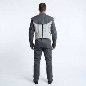 Może przedstawiać: Szary mundur składający się z kurtki z kołnierzem w kształcie peleryny, jasnoszarej kamizelki, koszuli z długim rękawem i pasujących spodni. Osoba jest widziana od tyłu, prezentując design i dopasowanie stroju.