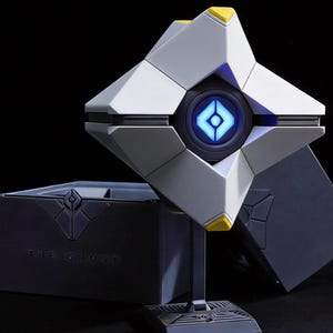 Puede incluir: Una taza de cerámica blanca con un asa negra y el texto "But First, Coffee" en negro, con una fuente de estilo manuscrito. La taza está sobre una superficie blanca.