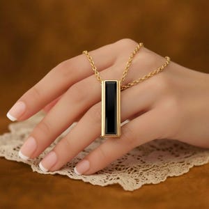 Collar minimalista de barra negra, colgante rectangular vertical, tono oro, plata y oro rosa.