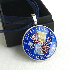 Britse zilveren hanger met halve kroon, handbeschilderd.