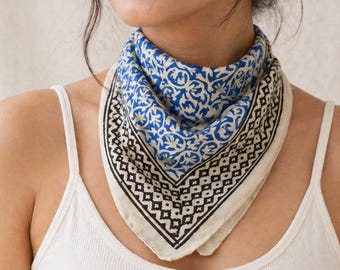 Niebieska chusta-bandana z kwiatowym wzorem, bawełniana chusta na szyję, chusta z nadrukiem w bloki, apaszka w stylu boho, miękka chusta letnia, lekka chusta na głowę |