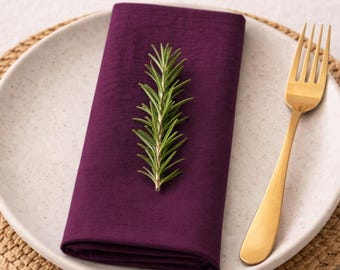 Elegante juego de mesa con servilletas de lino color ciruela, decoración minimalista para el comedor, servilletas de tela hechas a mano, inspiración para una mesa moderna.