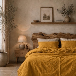 Peut inclure: Chambre à coucher avec un lit recouvert d'une literie jaune moutarde. La pièce comprend une tête de lit en bois, une table de chevet avec une lampe et un tableau encadré. Une grande plante en pot et un tapis complètent l'ambiance chaleureuse.
