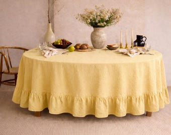 Runde, gelbe Tischdecke mit Rüschenrand, Leinentischdecke, rustikale Tischdekoration im Landhausstil, Essbereich in zarten Pastellfarben |