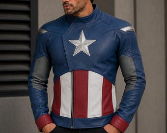 Puede incluir: Una chaqueta de cuero azul con una gran estrella plateada en el pecho, rayas verticales rojas y blancas en el panel frontal inferior, detalles grises en los hombros y puños rojos. La chaqueta tiene cuello alto y cierre de cremallera frontal.