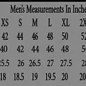 K&ouml;nnte beinhalten: Eine Tabelle mit dem Text "Men's Measurements In Inches" zeigt Brust-, Taillen-, &Auml;rmel- und Schulterma&szlig;e in Zoll f&uuml;r die Gr&ouml;&szlig;en XXS bis 5XL. Die Tabelle befindet sich auf grauem Hintergrund.