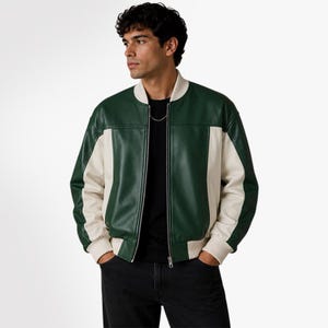 Puede incluir: Una chaqueta tipo bomber con bloques de color, que presenta paneles de color verde oscuro en el pecho y la espalda, contrastados con mangas y paneles laterales de color blanco roto. Incluye cuello, puños y dobladillo acanalados y cremallera.