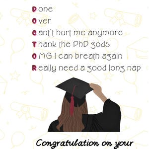 Könnte beinhalten: Eine Illustration zum Thema Promotion, die eine Person in einem Abschlusskleid und einer Abschlusskappe zeigt. Der Text lautet "My title is DOCTOR" mit Sätzen wie "Done Over" und "Can't hurt me anymore". Das Bild enthält auch den Text "Herzlichen Glückwunsch zu Ihrer erfolgreichen Doktorarbeit!" vor einem weißen Hintergrund.
