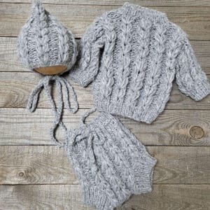 柔らかいアルパカ素材のニットセット：セーター、ブルマ、帽子。手作りのニットウェア新生児用小道具。ライフスタイルフォト撮影用の新生児用衣装。妊娠祝いのギフト。