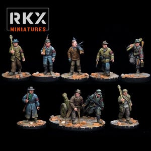 Peut inclure: Figurines miniatures de soldats en différentes poses, vêtus d'uniformes militaires. Les figurines sont peintes avec des couleurs détaillées et reposent sur de petites bases texturées. Le logo "RKX MINIATURES" est visible.