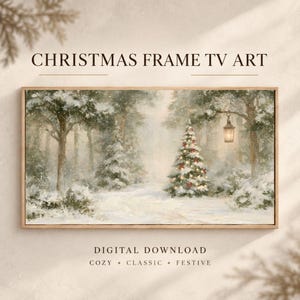 Puede incluir: Una impresión de arte digital rectangular titulada CHRISTMAS FRAME TV ART que muestra un paisaje forestal nevado con un árbol de Navidad decorado, una linterna brillante y nieve cayendo. El texto DIGITAL DOWNLOAD COZY CLASSIC FESTIVE aparece debajo.