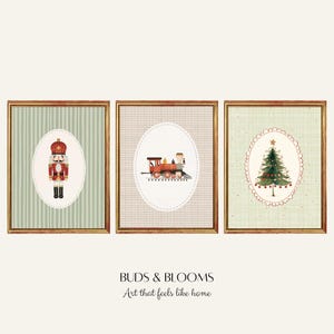 Puede incluir: Conjunto de tres láminas navideñas enmarcadas. Cada lámina presenta un diseño festivo: un cascanueces, un tren y un árbol de Navidad. Las láminas están en marcos dorados con un borde decorativo, ideales para la decoración navideña.