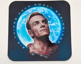Sticker holographique « Small Beginnings » Prométhée 3,7 x 3,7 pouces par Nathan Anderson David Michael Fassbender Alien Day 2026