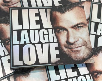 Autocollant comique holographique Liev Laugh Love, 3,3 x 10,4 cm par Nathan Anderson Liev Schreiber, parodie amusante live rire amour