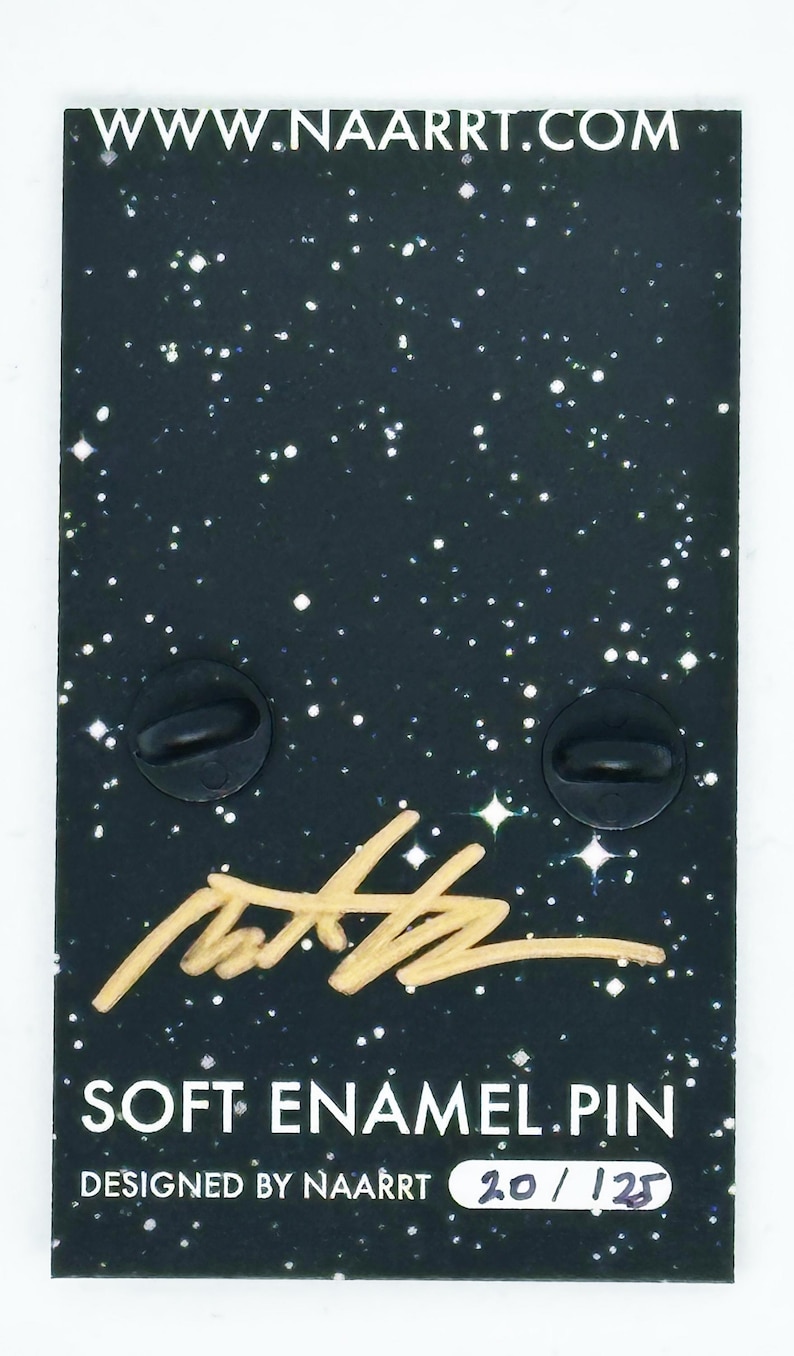 Puede incluir: Una tarjeta negra con un fondo de purpurina dorada y texto blanco que dice "www.naarrt.com". La tarjeta tambi&eacute;n presenta una firma dorada, el texto "Soft Enamel Pin" y "Designed by Naarrt 20/125".