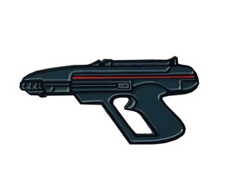 LAZER TAG Lazer Blaster soft Emaille Pin (regelmäßige Farbe Weg) Limited Edition von Nathan Anderson (NAARRT)