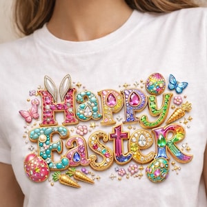Peut inclure: T-shirt blanc avec un motif coloré "Joyeuses Pâques". Le motif présente des lettres ornées de bijoux, des œufs de Pâques, des carottes, des papillons et des fleurs. Les lettres ont un effet 3D avec des accents dorés.