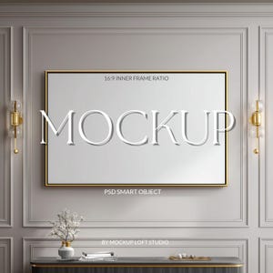 Mockup di TV con cornice dorata di lusso / Elegante espositore TV per soggiorno / Modanatura da parete classica / Schermo TV con cornice