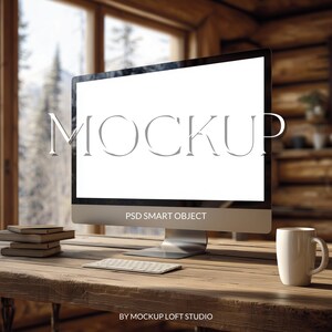 Op de afbeelding: Een computermonitor met het woord "MOCKUP" erop, een toetsenbord, boeken en een witte mok op een houten bureau. De tekst "PSD SMART OBJECT" en "BY MOCKUP LOFT STUDIO" zijn ook zichtbaar. Rustieke sfeer.