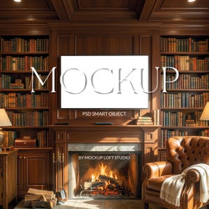 Può includere: Un'accogliente biblioteca con librerie in legno scuro piene di libri antichi. Un camino con fuoco acceso è centrato sotto uno schermo bianco vuoto con la parola "MOCKUP". Una poltrona in pelle e un mobile in legno completano la scena.