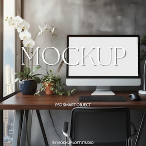 Puede incluir: Un monitor de computadora con una pantalla blanca en blanco se encuentra en un escritorio de madera oscura. La palabra "MOCKUP" se muestra en letras blancas grandes. Un teclado, un ratón y plantas en macetas también están en el escritorio. El texto "PSD SMART OBJECT" y "BY MOCKUP LOFT STUDIO" también son visibles.
