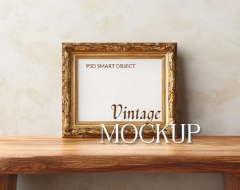 Mockup di cornice dorata vintage su tavolo di legno – Esposizione di arte barocca antica / Cornice vuota