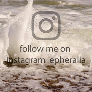 Könnte beinhalten: Foto von Meereswellen mit weißem Schaum und einem grauen Instagram-Logo. Der Text "follow me on instagram epheralia" ist über das Bild gelegt und lädt dazu ein, sich in den sozialen Medien zu vernetzen.