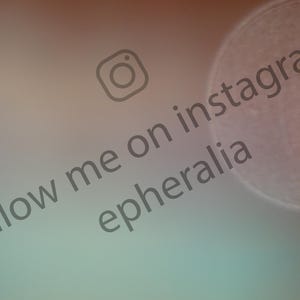 Könnte beinhalten: Verschwommener Hintergrund mit einem Farbverlauf aus Braun, Grün und Blau. Das Instagram-Logo ist sichtbar, zusammen mit dem Text "follow me on instagram eferalia".