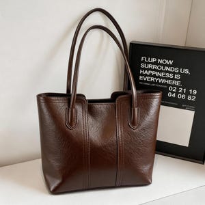 Bolsa tote artesanal em couro marrom, couro genuíno, espaçosa com costura precisa, leve, alças resistentes, ideal para uso diário, presente de Natal para ela.