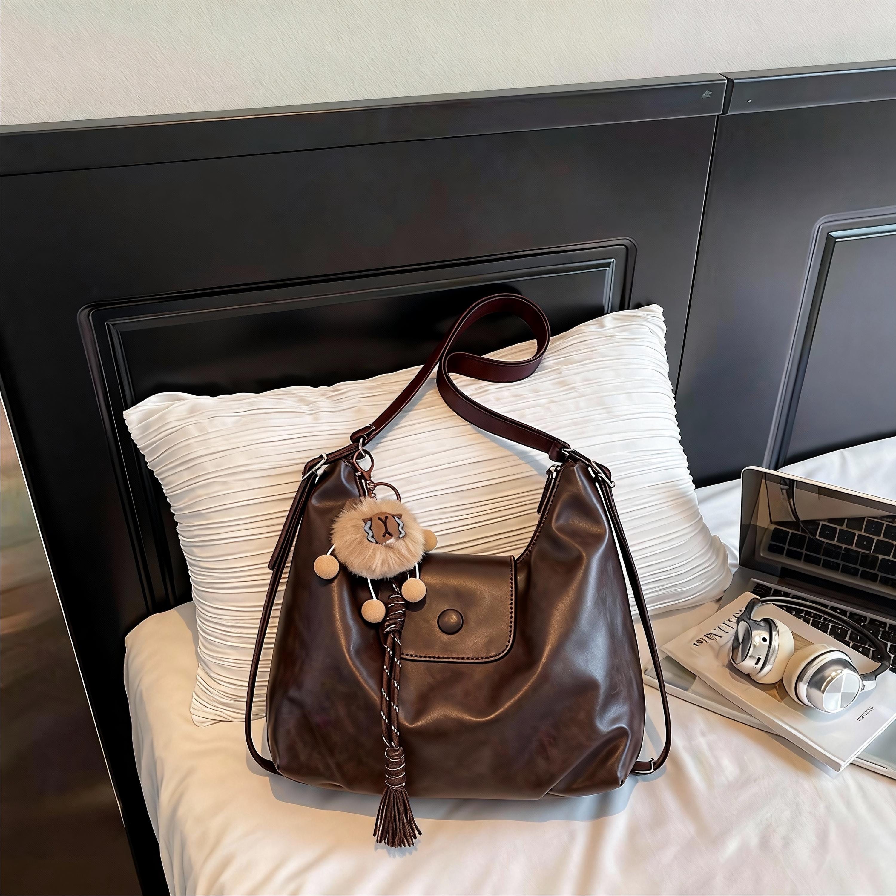 Sac Bandoulière B. Makowsky En Cuir Marron - Taille Moyenne - Avec Boucle Argentée - Occasion En Très Bon état