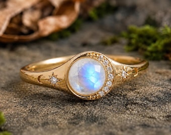 Anillo de piedra lunar celestial, anillo de oro vintage con fases lunares, anillo de sello con efecto de explosión estelar, anillo de compromiso de piedra lunar arcoíris, joyería delicada y mística para ella.
