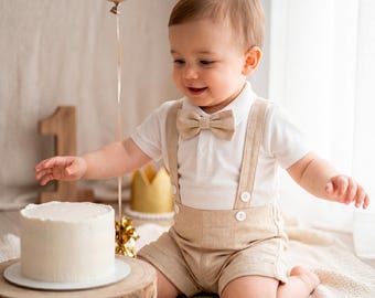 新生児から幼児までの男の子の1歳の誕生日用衣装 - Tシャツ、ベージュのサスペンダーパンツ、蝶ネクタイ | 洗礼式、スマッシュケーキ、初めての祝日用スーツ