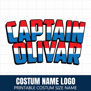 Op de afbeelding: Een aangepast naamlogo met de tekst "CAPTAIN OLIVAR" in rood, wit en blauw, met een zwarte omtrek. Daaronder staat de tekst "COSTUM NAME LOGO" en "PRINTABLE COSTUM SIZE NAME" in wit op een marineblauwe achtergrond.