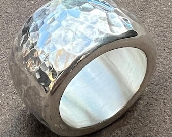 Anillo de banda con diseño martillado de plata esterlina 925 para hombre