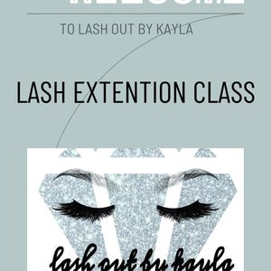 Może przedstawiać: Grafika promocyjna na kurs przedłużania rzęs. Obraz zawiera tekst „WELCOME” ze strzałką, „TO LASH OUT BY KAYLA” i „LASH EXTENTION CLASS”. Zawiera również kształt rombu z rzęsami i słowami „lash out by kayla”.