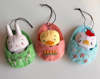 Patrón de costura de cabaña de Pascua con 3 minifiguras: conejito, patito y pollito. Tutorial de manualidades de primavera en PDF.