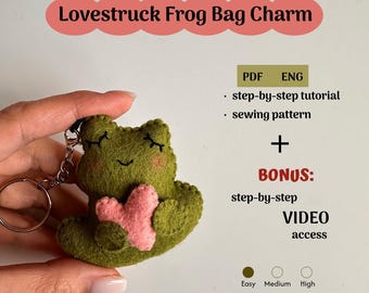 Tutorial en PDF para hacer un adorable llavero de rana de fieltro, patrón de costura para principiantes para un colgante de rana enamorada, proyecto fácil de fieltro con vídeo.