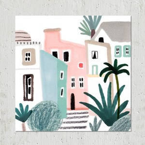 Op de afbeelding: Illustratie van een kustplaats met gebouwen in roze, blauw en wit. Palmbomen en andere groene planten zijn door de sc&egrave;ne verspreid, waardoor een levendig en kleurrijk kunstwerk ontstaat.