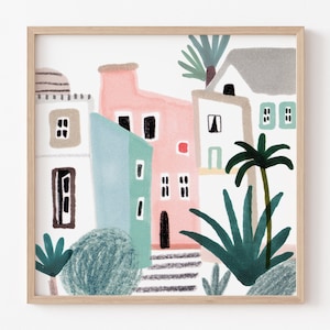 Op de afbeelding: Een ingelijste kunstdruk met een kleurrijke illustratie van gebouwen in roze, blauw en wit. Palmbomen en andere groenvoorzieningen zijn ook afgebeeld. Het kunstwerk heeft een grillige, handgetekende stijl, perfect om een vleugje kustcharme toe te voegen.