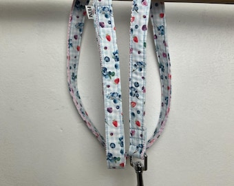 Dog leash 1.20 m in light blue with a cute berry pattern – Handmade & Adjustable – Carabiner in gold or silver