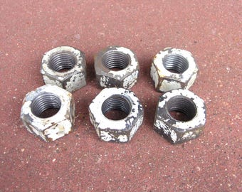 Tuercas hexagonales grandes de 1,75" (juego de 6): tuerca gruesa, pintura blanca desconchada, herrajes oxidados, material de soldadura, tuercas de hierro