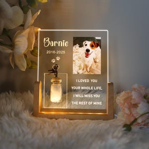 Könnte beinhalten: Leuchtende Gedenktafel mit einem Foto eines Hundes namens Barnie. Die Tafel enthält die Jahre 2016-2025, Pfotenabdrücke und ein kleines Glas. Der Text lautet: "I LOVED YOU YOUR WHOLE LIFE, I WILL MISS YOU THE REST OF MINE."