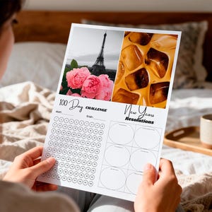 Puede incluir: Un planificador de papel blanco con una foto de la Torre Eiffel y rosas rosas, y una foto de café helado. El planificador incluye un rastreador de desafíos de 100 días y espacio para propósitos de Año Nuevo.