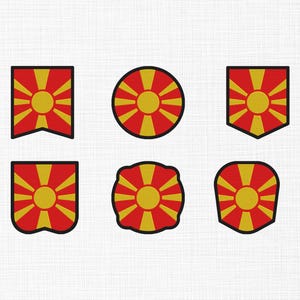 Może przedstawiać: Sześć haftowanych naszywek z flagą Macedonii Północnej. Każda naszywka ma czerwony wzór promieni słonecznych na żółtym tle, z czarną obwódką. Naszywki mają różne kształty, w tym koło, kwadrat i tarczę.