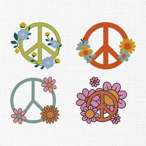 以下が含まれることがあります： 花柄アクセントが付いた、4つのカラフルな平和のシンボルデザイン。シンボルは緑、オレンジ、ティールで、それぞれ青、黄、ピンク、オレンジの色合いで異なる花の配置がされています。背景はテクスチャ加工された白です。